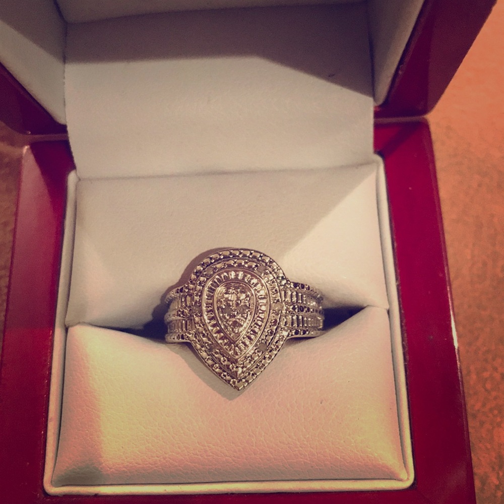 Beautiful Diamond Ring! Size 7